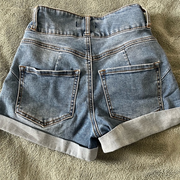 Forever 21 denim shorts- brand new - Picture 2 of 3